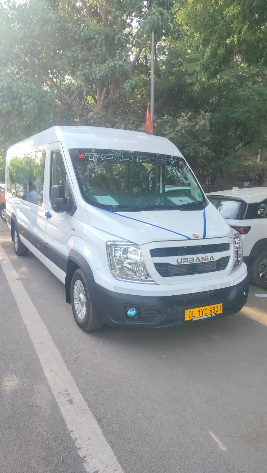 12 Seater Maharaja Urbania Tempo Traveller